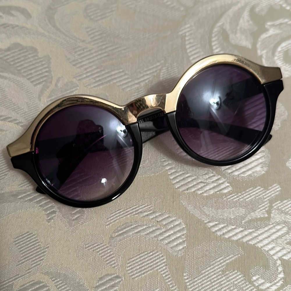⚜️Vintage black and gold sunglasses